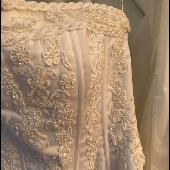 Wedding gown - Picture 7 of 11